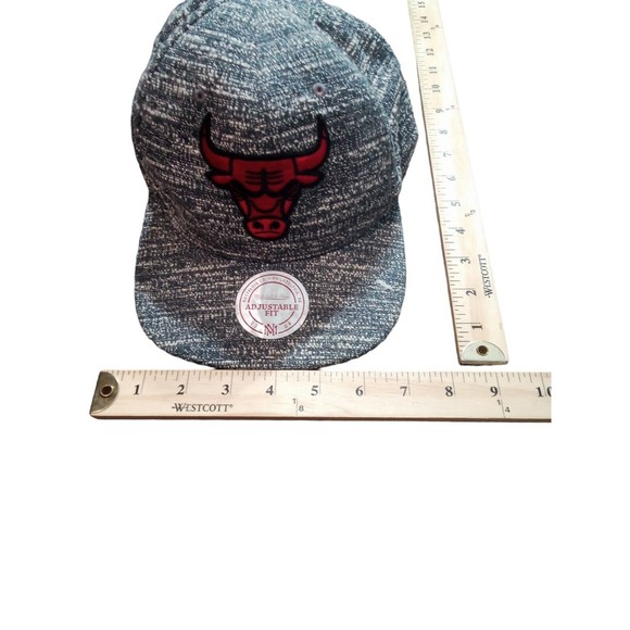 Men's Chicago Bulls Gray Nose Snapback Hat - Picture 15 of 16